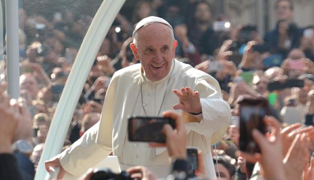 Papa Francesco e il sacco a pelo bianco