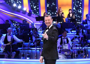 Like a Star di Amadeus affonda negli ascolti tv (al debutto): la mossa di Warner Bros Discovery per risollevarlo