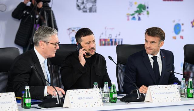 Ucraina, Italia assente al vertice dei "volenterosi". Meloni spegne le polemiche: "Normale, non siamo disponibili a inviare truppe"