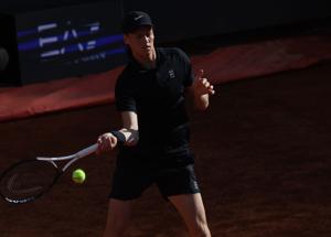 Sinner flop. Clamoroso a Roma, Jannik sconfitto due set a zero in finale da Carlos Alcaraz