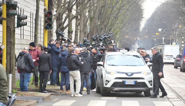 Delitto di Garlasco di Chiara Poggi , fuori dalla caserma dei carabinieri Andrea Sempio per le impronte digitali e il dna nella foto l'avocato Massimo Lovati e Andrea Sempio in caserma