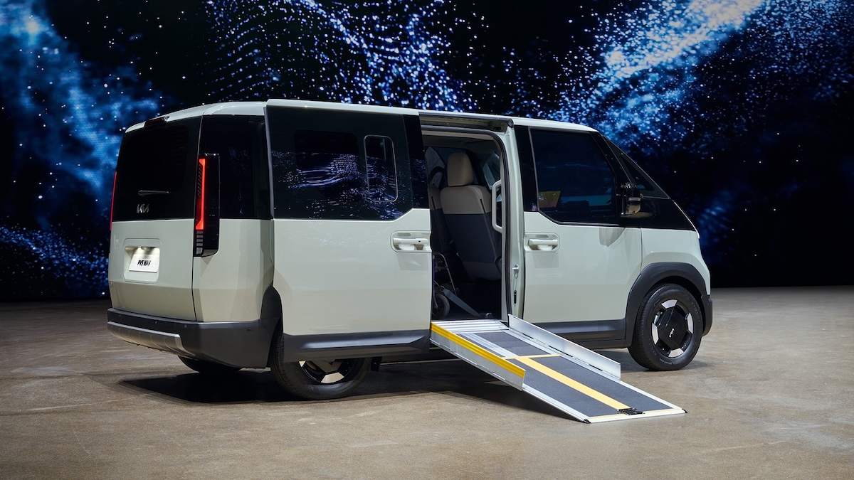 Kia Italia promuove la mobilità inclusiva: veicoli accessibili e sostegno agli atleti disabili