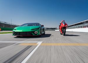 Lamborghini Temerario vs Ducati Panigale V4: sfida tutta italiana allâ€™Autodromo di Imola -VIDEO-