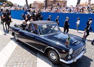 La Lancia Flaminia Presidenziale accompagna il Presidente alla parata del 2 giugno 2025