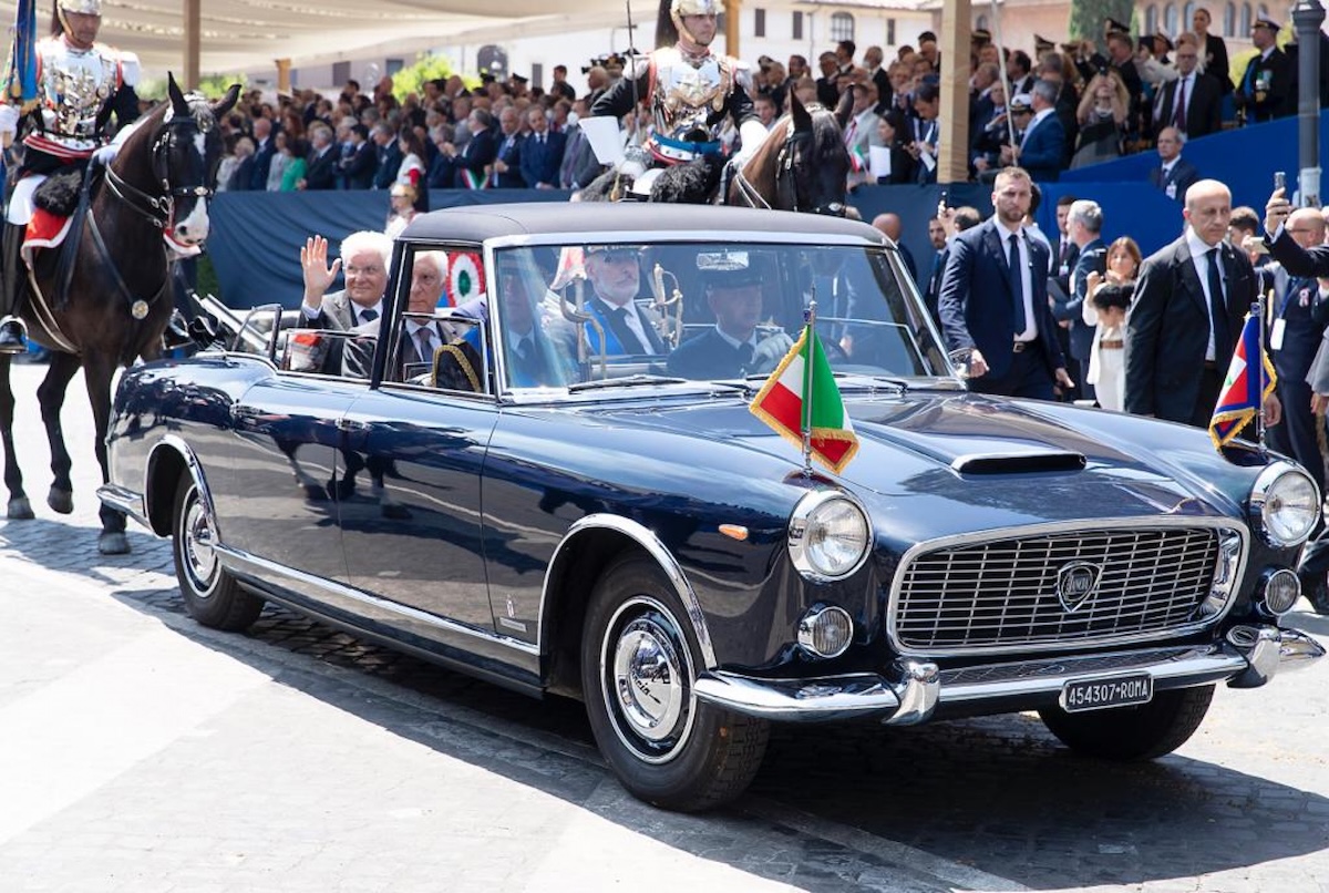 La Lancia Flaminia Presidenziale accompagna il Presidente alla parata del 2 giugno 2025