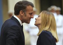 Vertice G7, siparietto Meloni-Macron: le parole sussurrate e gli occhi al cielo della premier. Il video diventa virale Vertice G7, siparietto Meloni-Macron: le parole sussurrate e gli occhi al cielo della premier. Il video diventa virale