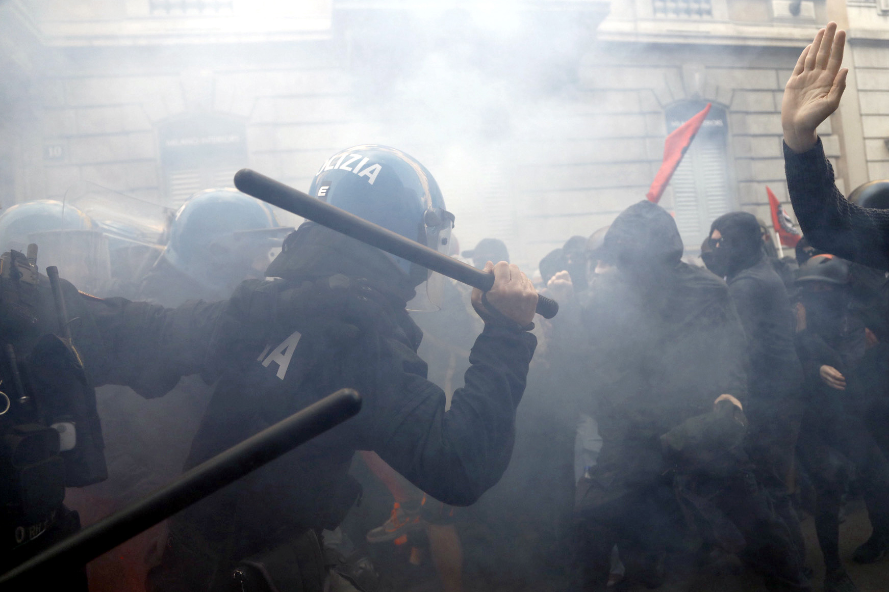 https://www.affaritaliani.it/static/upl2024/mila/0001/milano-scontri1.jpg