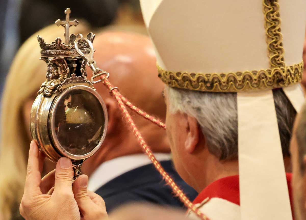 Napoli, si scioglie il sangue di San Gennaro: è il terzo miracolo, folla di fedeli in corteo Napoli, si scioglie il sangue di San Gennaro: è il terzo miracolo, folla di fedeli in corteo