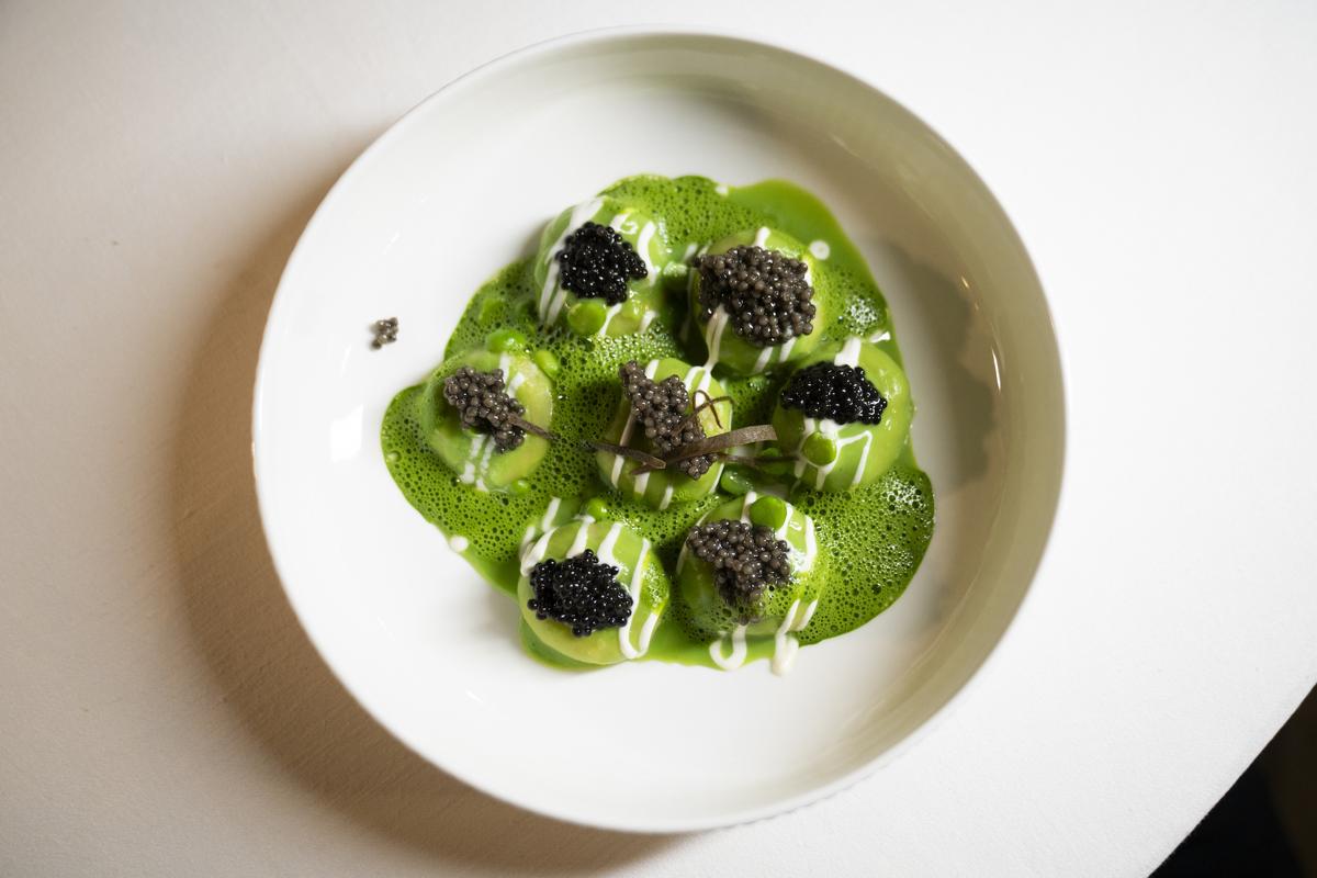 Gnocchi di patate e topinambur con pisello novello e aglio orsino panna acida, caviale e infuso di finocchio con foglie di cappero, presso il Ristorante Mistral (Chef Ettore Bocchia) - Ph: Stefano Caffarri