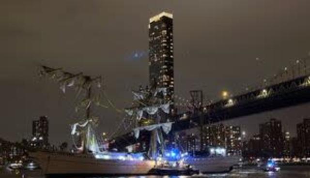 Nave a tre alberi urta il ponte di Brooklyn: due morti e 17 feriti. Il video della tragedia