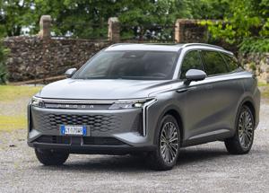 OMODA 9 Super Hybrid debutta in Italia: lusso, potenza e autonomia da record