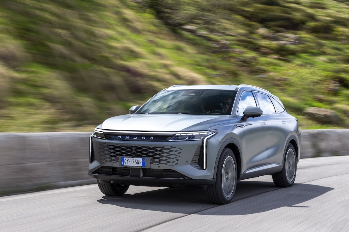 OMODA 9 Super Hybrid debutta in Italia: lusso, potenza e autonomia da record