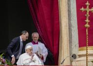 Papa Francesco si affaccia per la benedizione Urbi et Orbi: "Nessuna pace è possibile senza un vero disarmo" Papa Francesco si affaccia per la benedizione Urbi et Orbi: "Nessuna pace è possibile senza un vero disarmo"