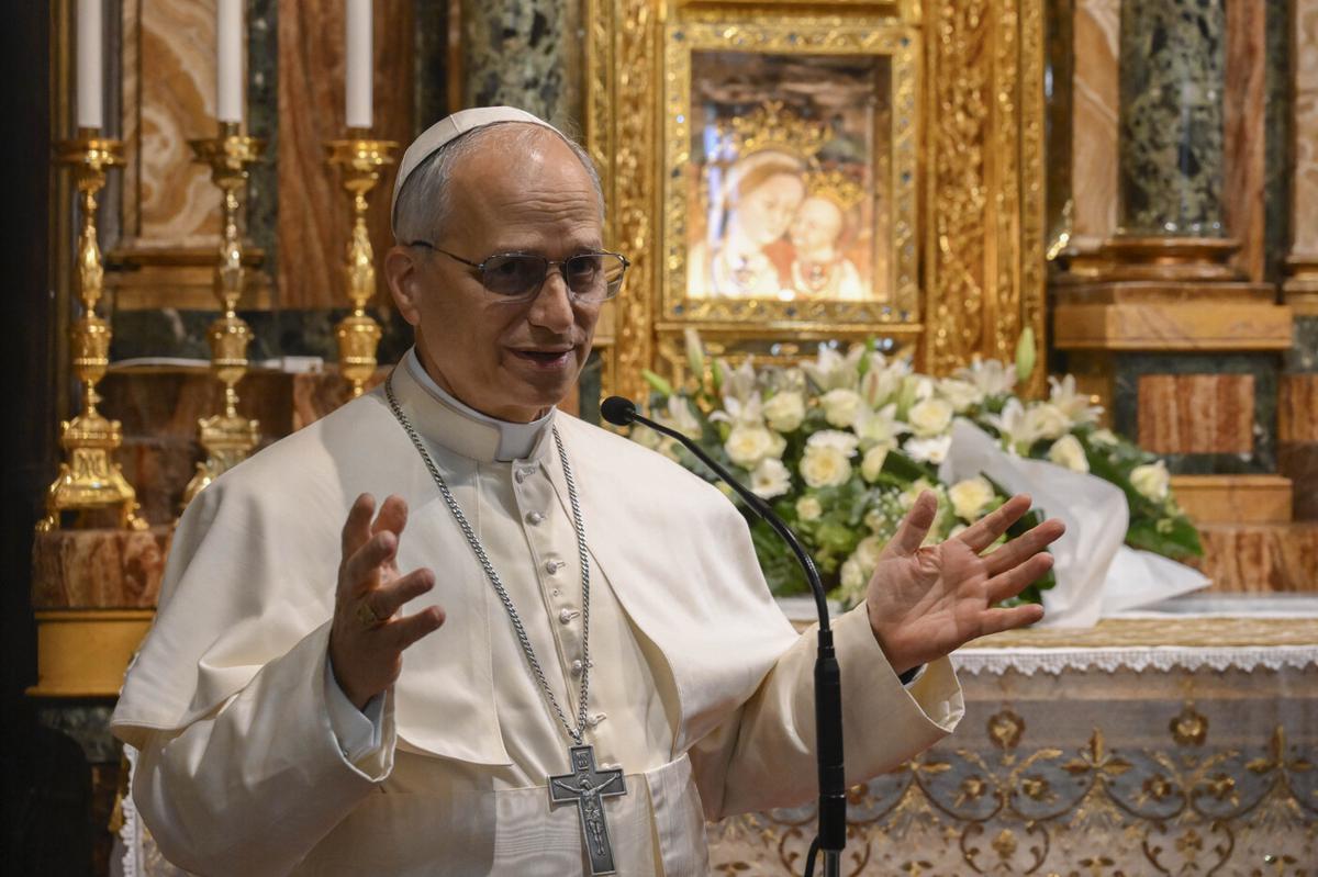 Papa Leone XIV a sorpresa sulla tomba di Francesco: la preghiera e la rosa bianca. Attesa per il primo Regina Caeli Papa Leone XIV a sorpresa sulla tomba di Francesco: la preghiera e la rosa bianca. Attesa per il primo Regina Caeli