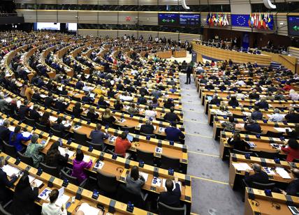 Per il rinnovo del Parlamento europeo, in Italia ci si può recare al seggio domani dalle 15:00 alle 23:00 e domenica dalle 7:00 alle 23:00. Per il rinnovo del Parlamento europeo, in Italia ci si può recare al seggio domani dalle 15:00 alle 23:00 e domenica dalle 7:00 alle 23:00.