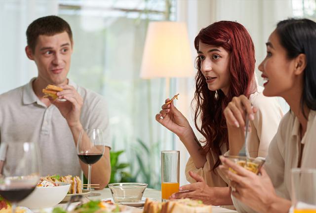 Persone mangiano in hotel -