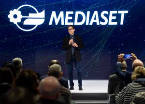 Mediaset alla ricerca di un giornalista di sinistra e il 12 giugno nell'access il ricordo di Silvio Berlusconi a reti unificate. Retroscena