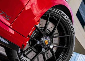 Pirelli firma la prima Porsche 911 ibrida: debutta il P Zero R su misura per la GTS