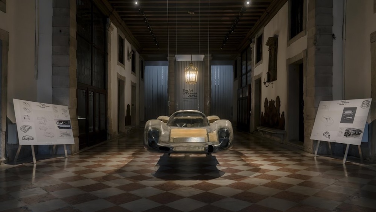 Porsche e Norman Foster alla Biennale: il futuro della mobilità elettrica parte da Venezia