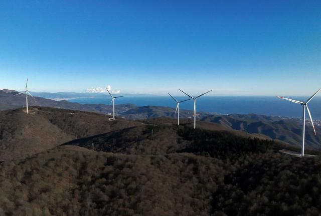 Transizione energetica: A2A e FERA siglano un accordo decennale per un parco eolico in Liguria
