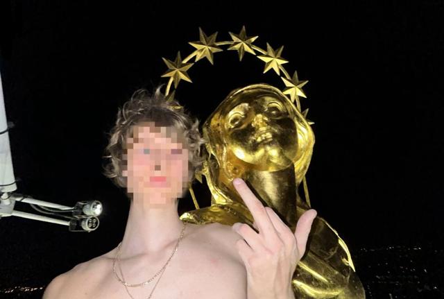 Climber "Dedelate", selfie con la Madonnina Climber "Dedelate", selfie con la Madonnina