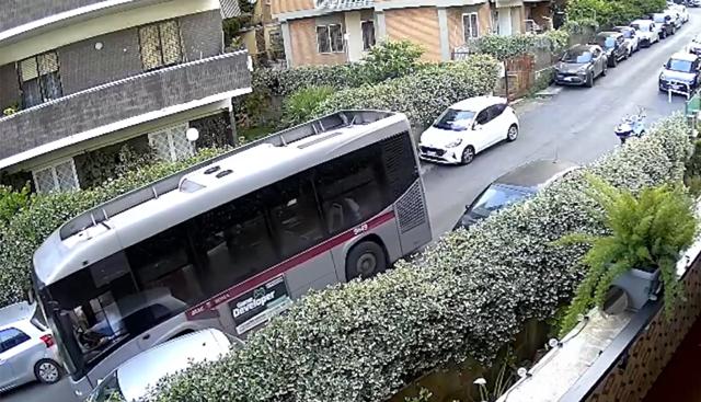 Incidente nel Comasco, maestra uccisa su pullman pieno di bambini: ai domiciliari l'autista, usava il cellulare alla guida