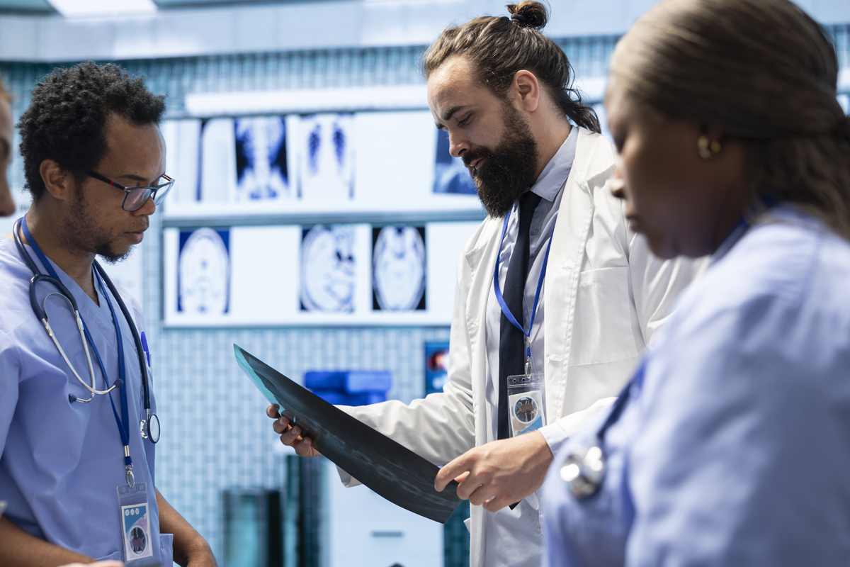 https://www.affaritaliani.it/static/upl2024/radi/radiologists-and-doctors-analyze-x-rays-and-discus-2024-09-20-23-50-56-utc1.jpg