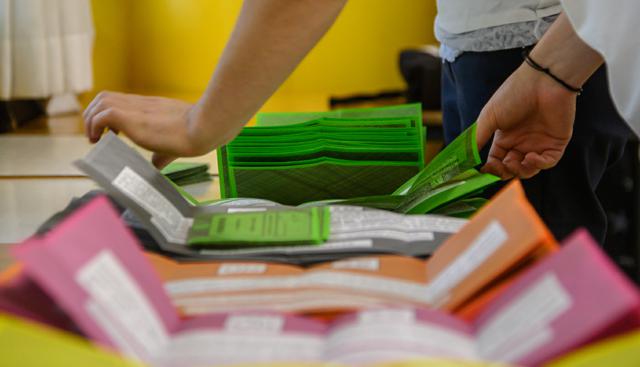 Referendum: urne aperte, si vota fino alle 15. Affluenza flop: alle 23 è al 22,7% (nel 2011 era al 41,1)