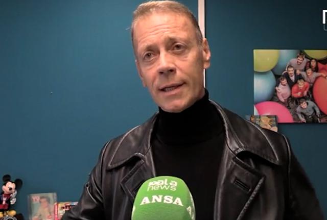 Rocco Siffredi a teatro: "Il futuro del porno? Tutti in pensione, arrivano i robot. I social media hanno portato alla disconnessione tra i giovani" Rocco Siffredi a teatro: "Il futuro del porno? Tutti in pensione, arrivano i robot. I social media hanno portato alla disconnessione tra i giovani"