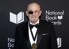 Accoltellò lo scrittore Salman Rushdie, l'aggressore condannato a 25 anni di carcere