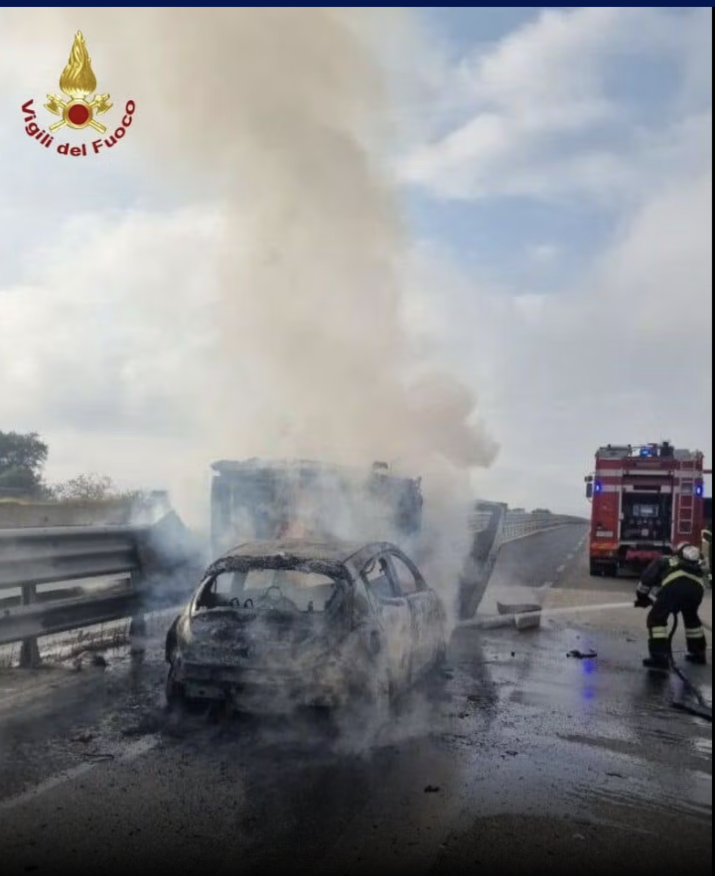 blindato portavalori nel Barese, auto in fiamme blindato portavalori nel Barese, auto in fiamme