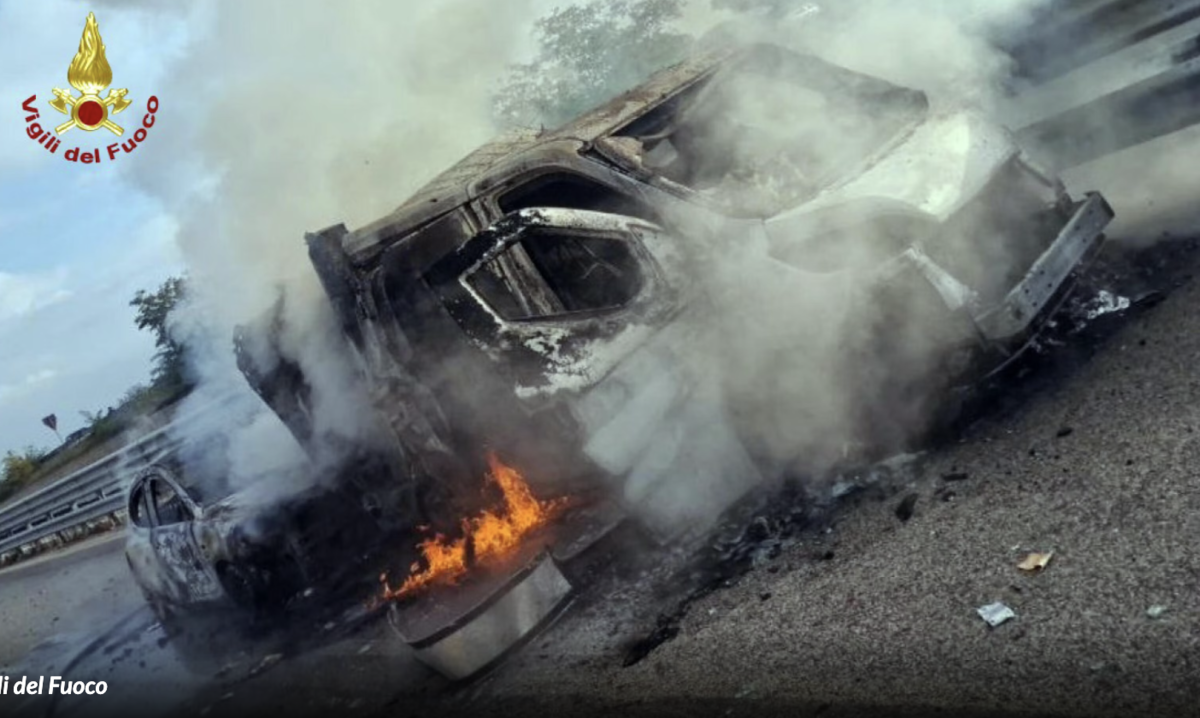 blindato portavalori nel Barese, auto in fiamme blindato portavalori nel Barese, auto in fiamme