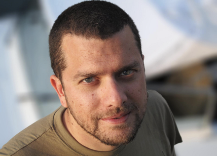 Venezuela, il racconto di un ex detenuto colombiano: “In cella con Alberto Trentini tra attacchi di panico e pianti. Il bagno? Un buco pieno di scarafaggi”