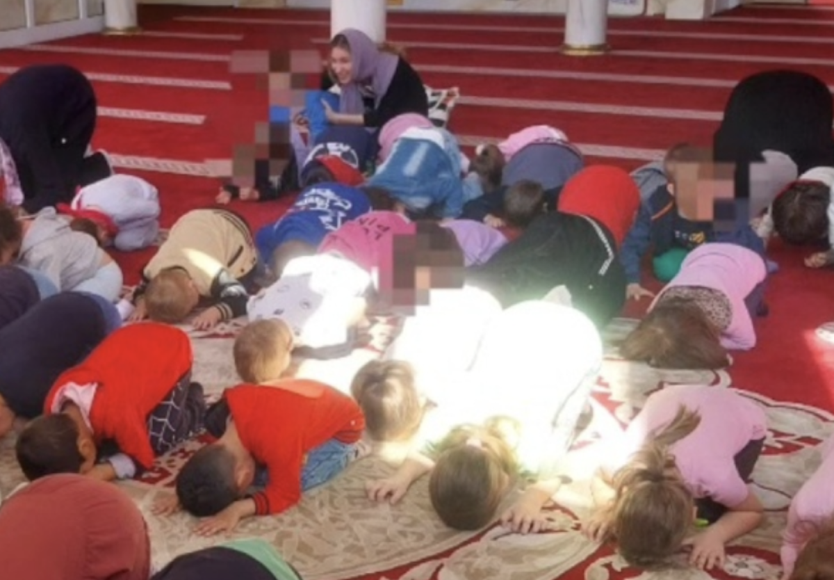 Bambini della materna in gita in moschea, chinati a pregare. Scoppia la polemica, Lega: "Agghiacciante" Bambini della materna in gita in moschea, chinati a pregare. Scoppia la polemica, Lega: "Agghiacciante"