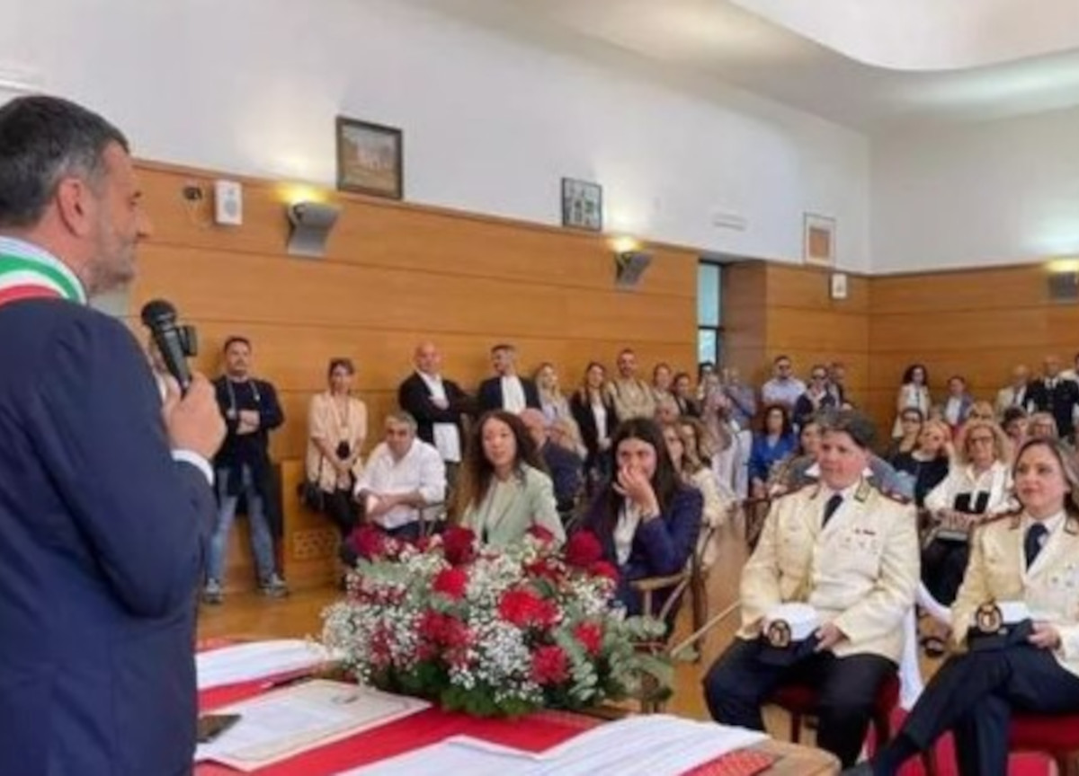 Antonio Decaro sposa due vigilesse a Bari Antonio Decaro sposa due vigilesse a Bari