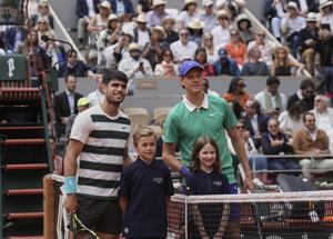 Epica rimonta su Sinner, Alcaraz è il re di Parigi: vince il Roland Garros. Lo spagnolo batte in rimonta l'altoatesino in cinque set 