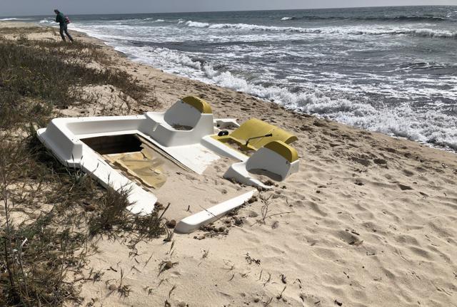 Pedalò rotto e rifiuti sulle spiagge (Calamarina,Pula, Sardegna) Pedalò rotto e rifiuti sulle spiagge (Calamarina,Pula, Sardegna)