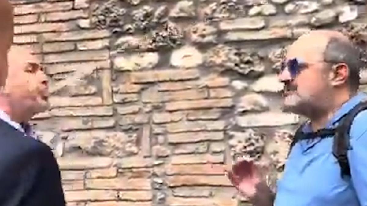 Terni, il sindaco Bandecchi perde (ancora) la testa e sputa l'acqua in faccia a un contestatore