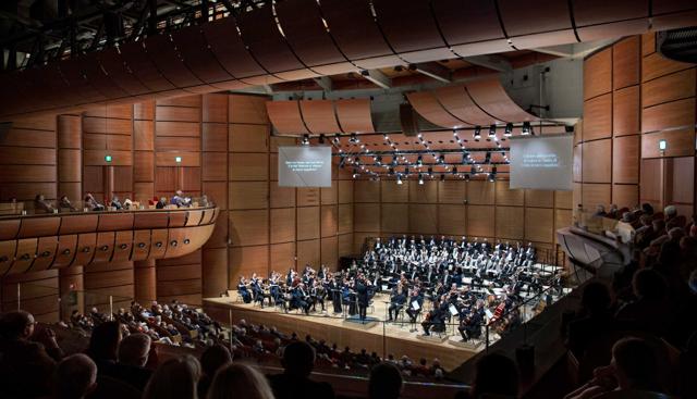 Tjeknavorian dirige Orchestra e Coro Sinfonici di Milano (foto Angelica Concari) Tjeknavorian dirige Orchestra e Coro Sinfonici di Milano (foto Angelica Concari)