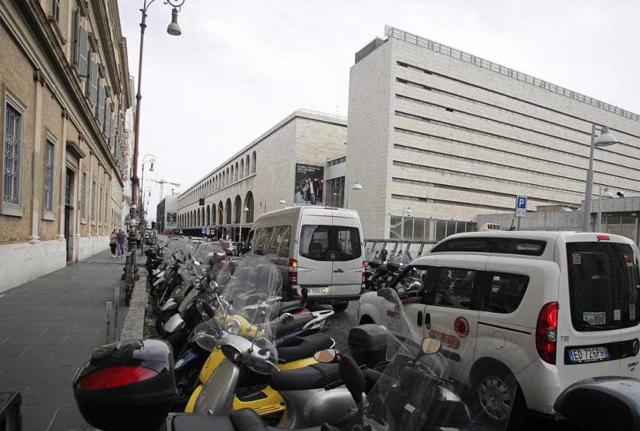 Terrore a Roma, due aggressioni alla stazione Termini. Gravissimo un funzionario 57enne del ministero delle Imprese