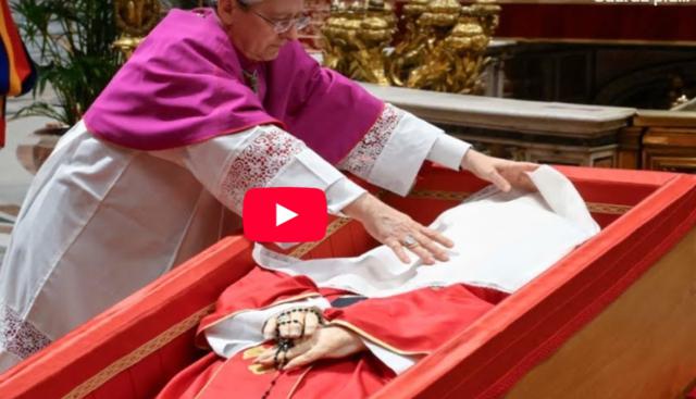 Papa Francesco, l'ultima immagine del suo corpo prima della chiusura della bara. Video