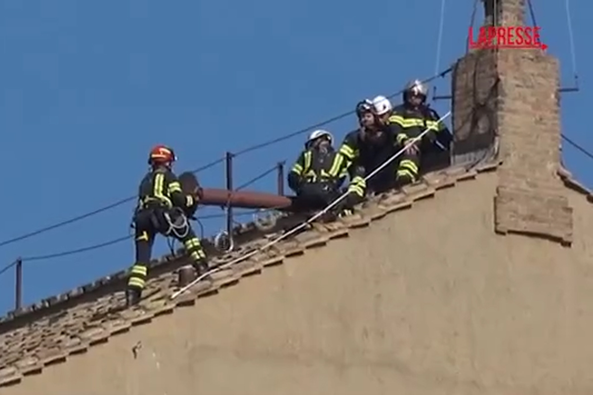Conclave, allestito il comignolo per la fumata sulla Cappella Sistina. VIDEO Conclave, allestito il comignolo per la fumata sulla Cappella Sistina. VIDEO