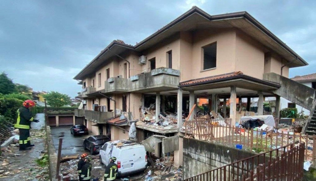 Il condominio a Bagnatica dopo l'esplosione Il condominio a Bagnatica dopo l'esplosione