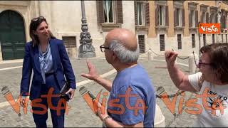Elly Schlein incontra due fan siciliani uscendo da Montecitorio: "Ce ne fossero come te"