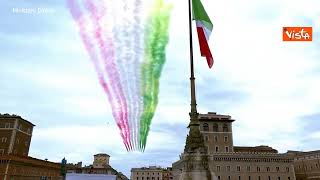 Festa della Repubblica, il volo delle Frecce Tricolori sull'Altare della Patria