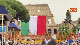 Parata del 2 giugno, il Tricolore gigante sul Colosseo