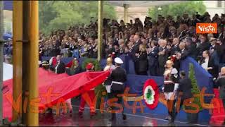 Il Tricolore gigante alla parata del 2 giugno a Roma
