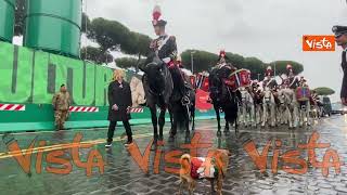 Meloni si ferma per una foto con la mascotte Briciola e i Carabinieri a cavallo