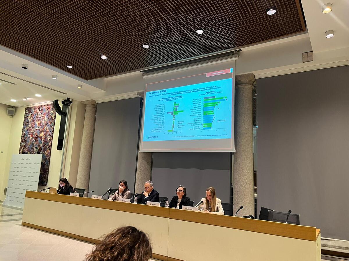 Intesa Sanpaolo presenta il 105esimo rapporto sui settori industriali Intesa Sanpaolo presenta il 105esimo rapporto sui settori industriali