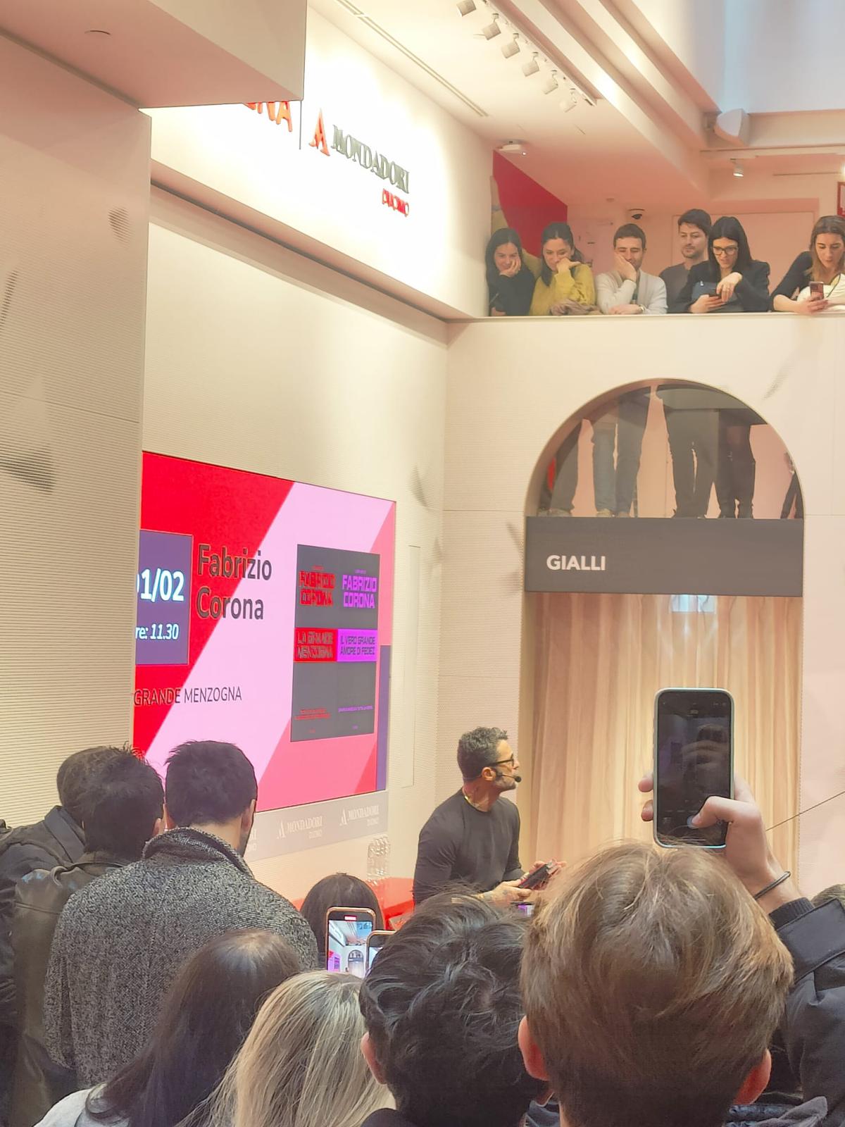 Fabrizio Corona al fiirmacopie del suo libro in Mondadori a Milano Fabrizio Corona al fiirmacopie del suo libro in Mondadori a Milano